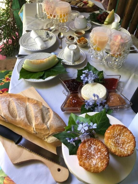 Pão, bolos, queijo e geleias na mesa do café